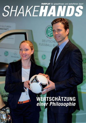 Cover von SHAKEHANDS Magazin 2 mit einem Mann und Christiane Bernuth, die einen Fußball halten, Schlagzeile 'Wertschätzung einer Philosophie'.