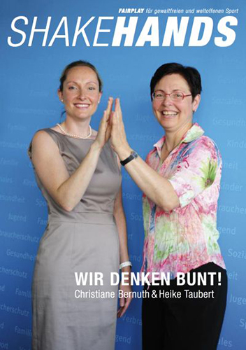 Cover von SHAKEHANDS Magazin 3 mit Christiane Bernuth und Heike Taubert, die sich die Hände klatschen, Schlagzeile 'Wir denken bunt!'.