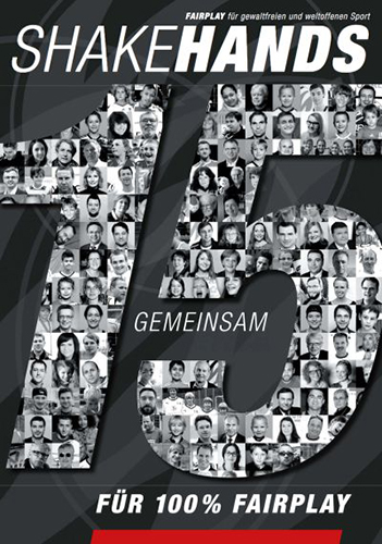 Cover von SHAKEHANDS Magazin 5, Schwarz-Weiß-Foto vieler Personen, die die Zahl '75' bilden, Schlagzeile 'Gemeinsam für 100% Fairplay'